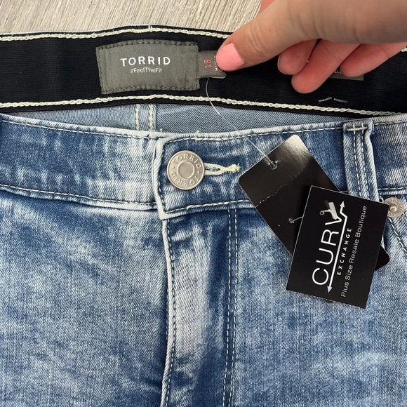 Torrid Light Wash Sky High Cropped Jeans - New - Size 18 - Picture 3 of 3